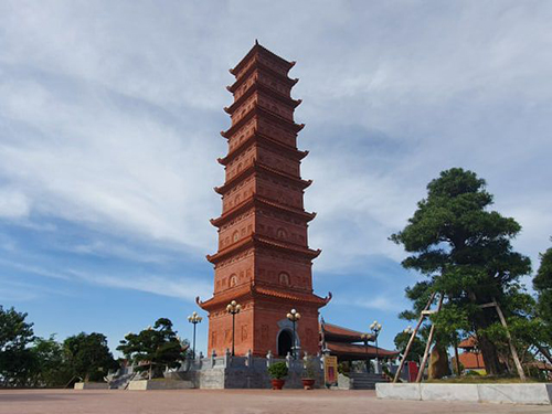 Được phỏng dựng theo đúng nguyên mẫu vào năm 2007, Tháp Tường Long được coi là những công trình kỳ vĩ nhất trong hàng nghìn công trình Phật giáo đã được xây dựng tại thời nhà Lý